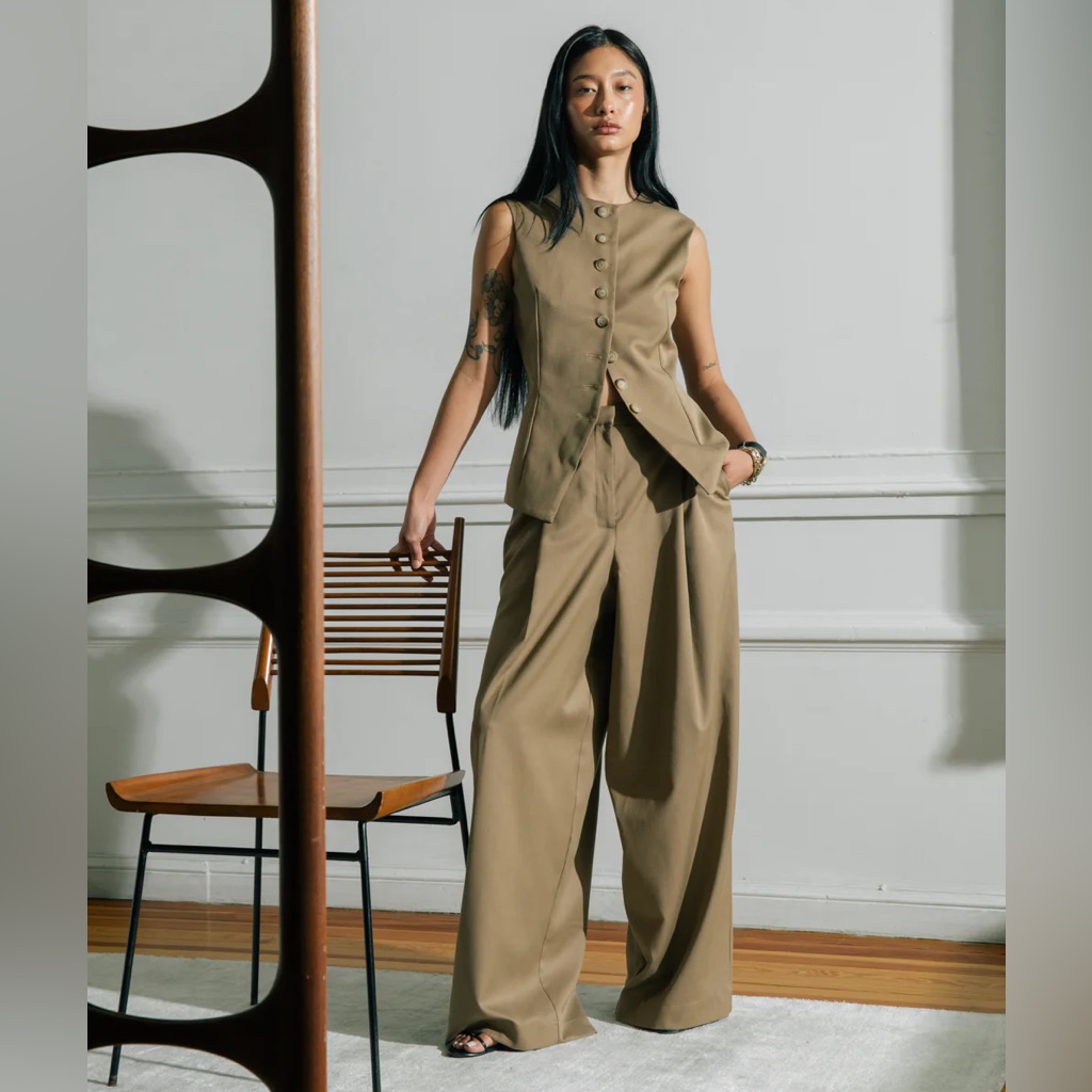 Sloan The Wide Leg Pleated Trouser